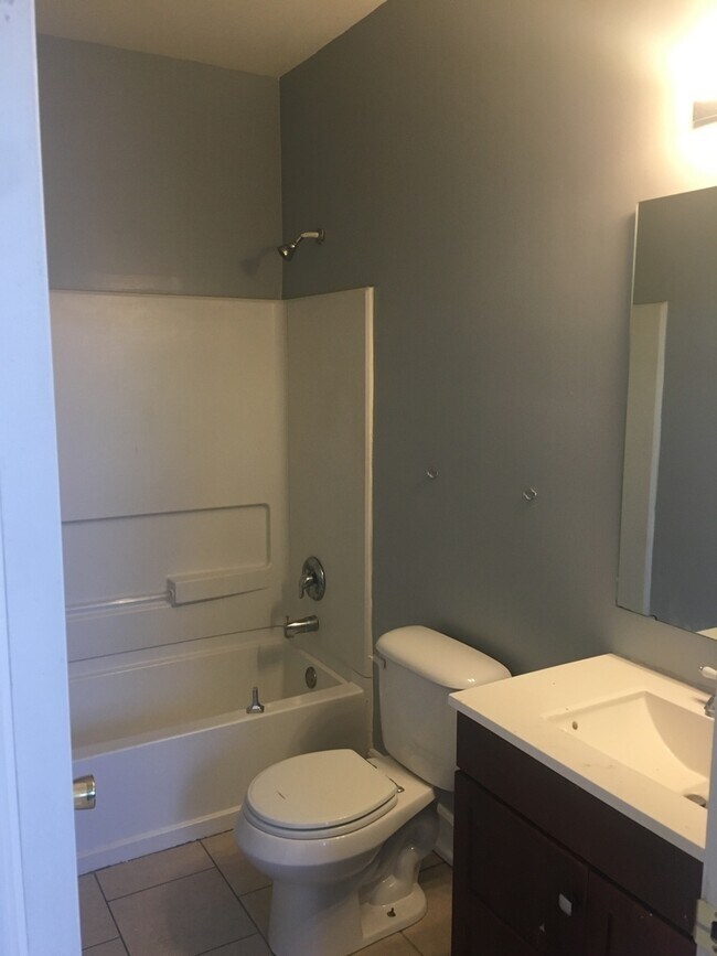 Building Photo - 2029 Russell Blvd