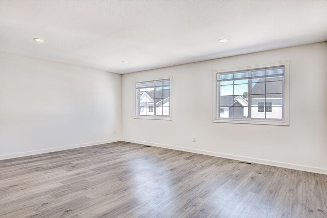 Building Photo - 3 Bedroom Town Home