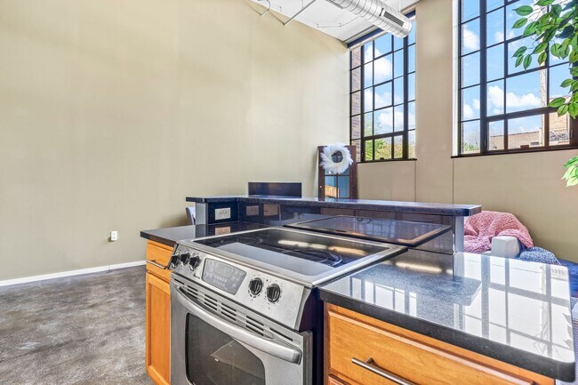 Building Photo - Fully Furnished 1-Bedroom in Lafayette Square | Utilities Included | 3, 6 & 9 Month Leases