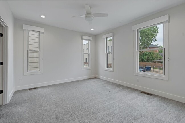 Building Photo - 206 S 10th St