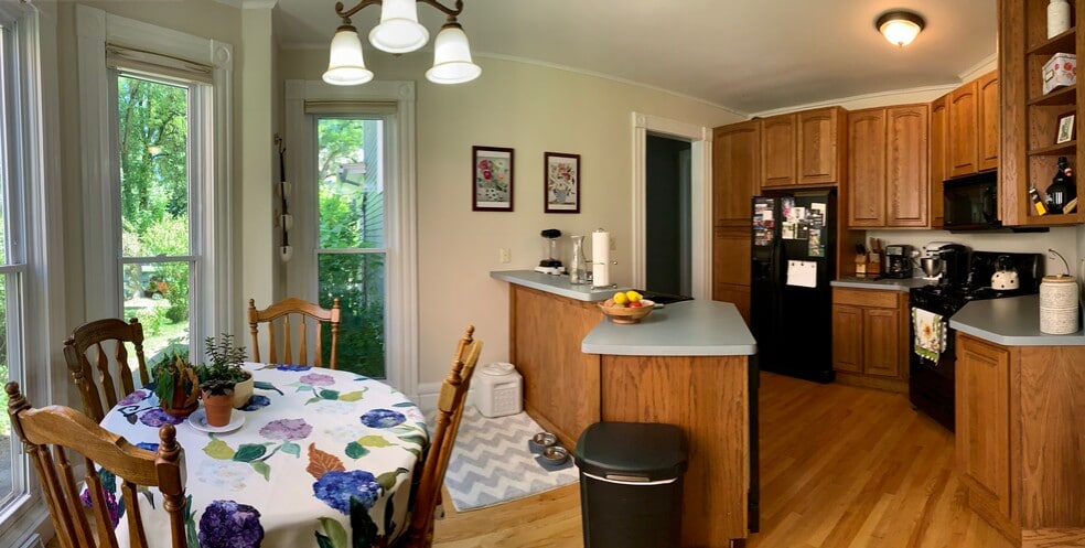 Kitchen with dining area - 457 Park Ave
