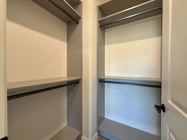 Building Photo - 10551 Park Meadowbrooke Dr