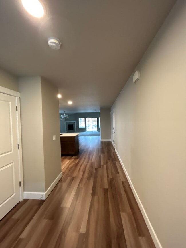 Building Photo - Beautiful 3 Bedroom / 2 Bathroom Home in S...