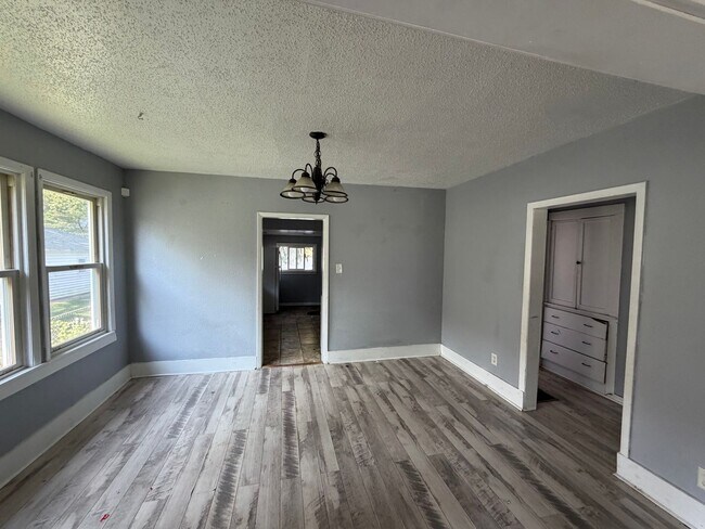 Building Photo - 2 bed 1 bath bungalow
