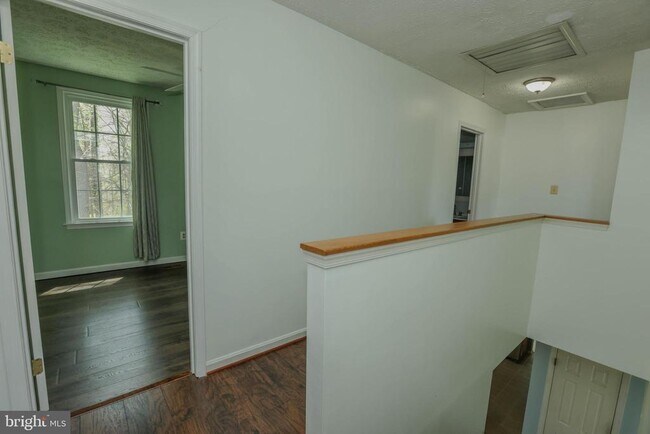 Building Photo - 359 Point to Point Rd