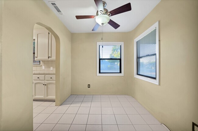 Building Photo - 1301 S Lee Ave