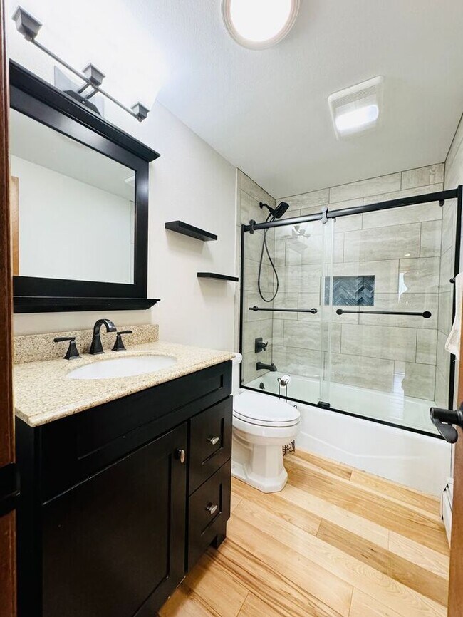 Building Photo - 4 Bedroom 2 Bathroom Home in a Quiet Count...