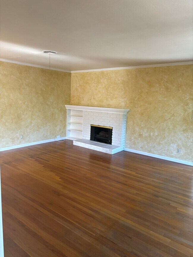 Building Photo - 3 B/R 2 BA Charming house AVAILABLE NOW!!