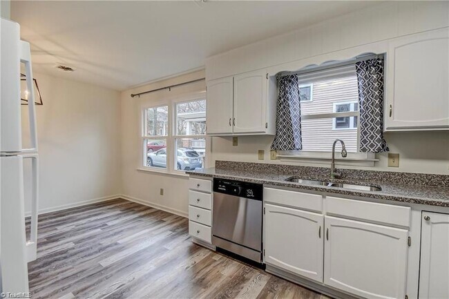 Building Photo - 115 S Mendenhall St