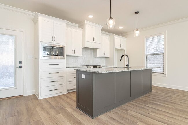 Building Photo - Newer Construction 3 bed 2 1/2 Bath, 2,015...