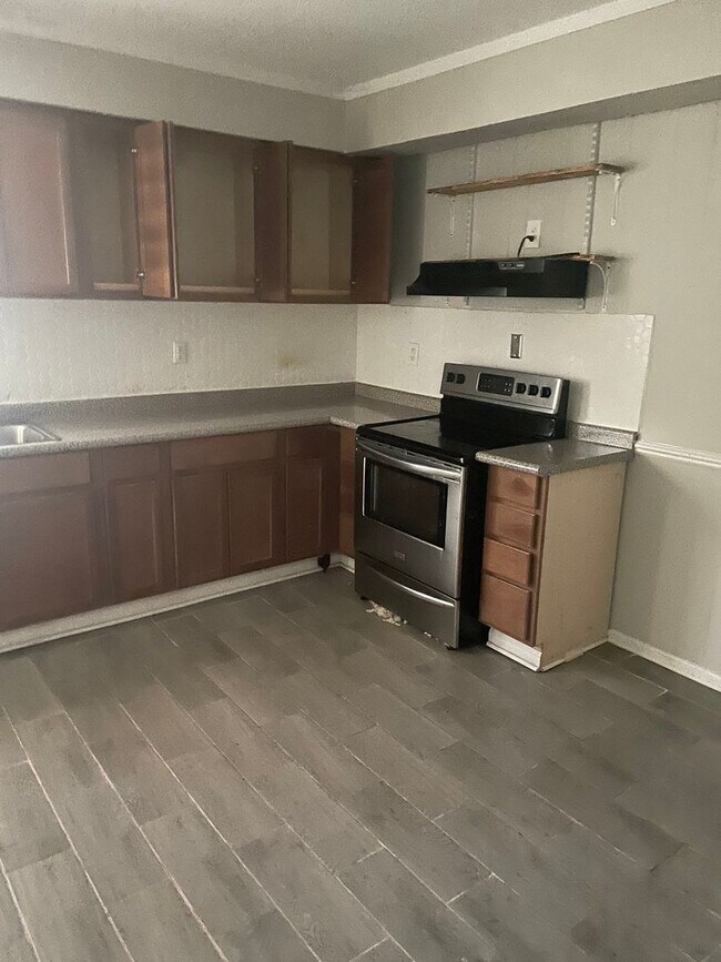 Building Photo - 3BR 1BA Home w/ Central A/C • W/D Hookups • Off-Street Parking in Memphis