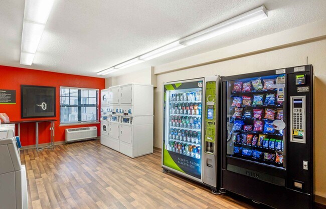 Building Photo - Furnished Studio-Chicago - Naperville - West
