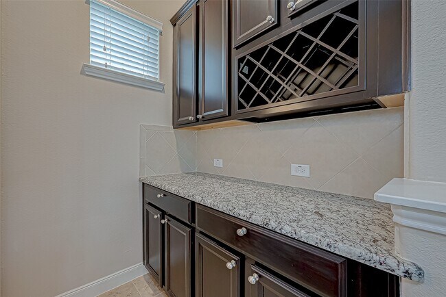 Building Photo - 25719 Oakwood Knoll Dr