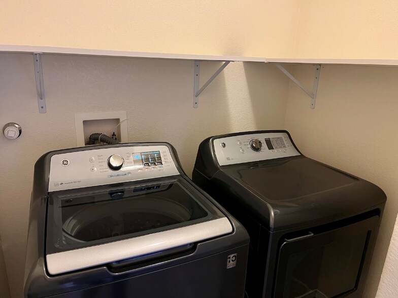 Building Photo - 6800 Vista Del Norte Dr NE