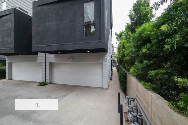 Building Photo - Elegant 3 Bedroom / 2.5 Bathroom Home in LA