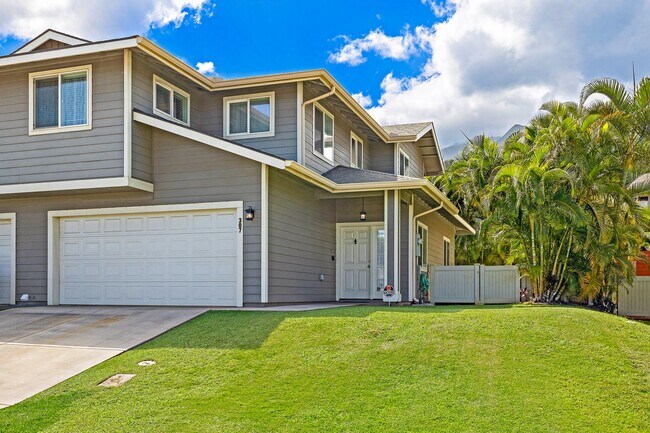 Building Photo - Unfurnished Townhome with Garage, 3 bedroo...