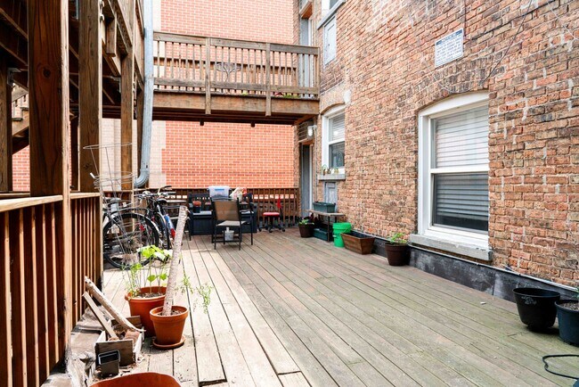 Building Photo - Ravenswood Manor - 2 Bed / 1 Bath - Heat I...