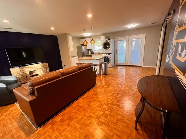 Building Photo - 833 W Maple St