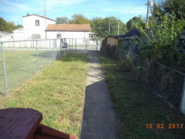 Building Photo - 619 Iowa Ave