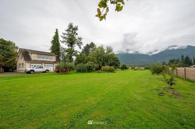 Building Photo - 3 Bedroom 1800 sq ft Cute Farm House with ...