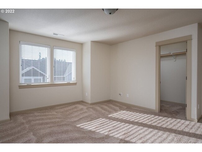 Building Photo - 4 Bedroom Home near Orenco Station!!