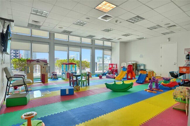 Building Photo - 1111 SW 1st Ave