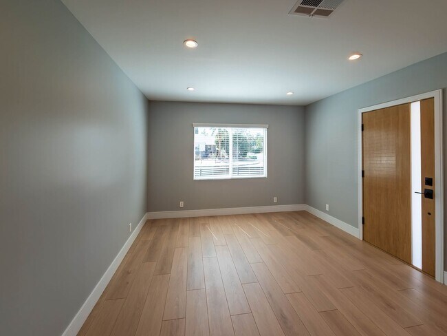 Building Photo - High-End Living Starts Here – Custom Finis...