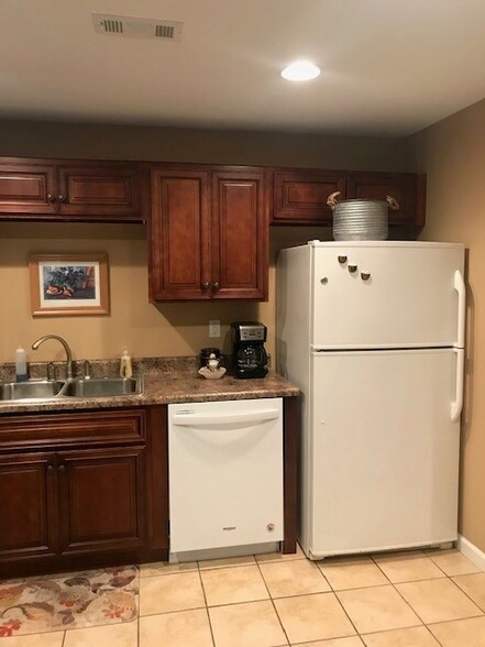 Kitchen - 49 Melrose Dr