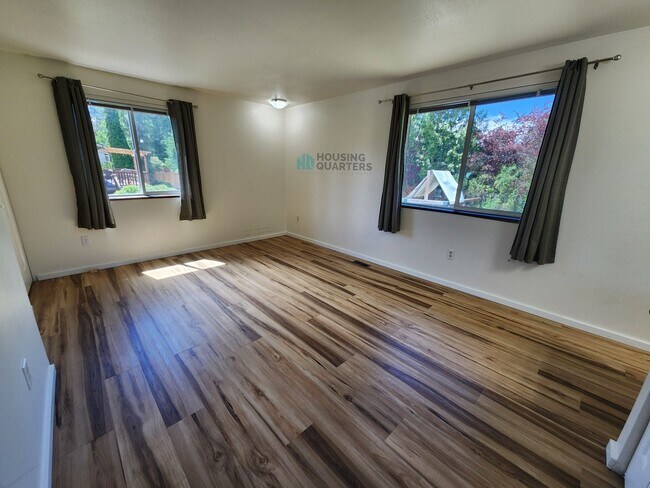 Building Photo - Single family home with large back yard!