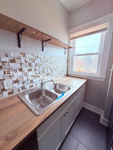 Building Photo - 504 Westminster St