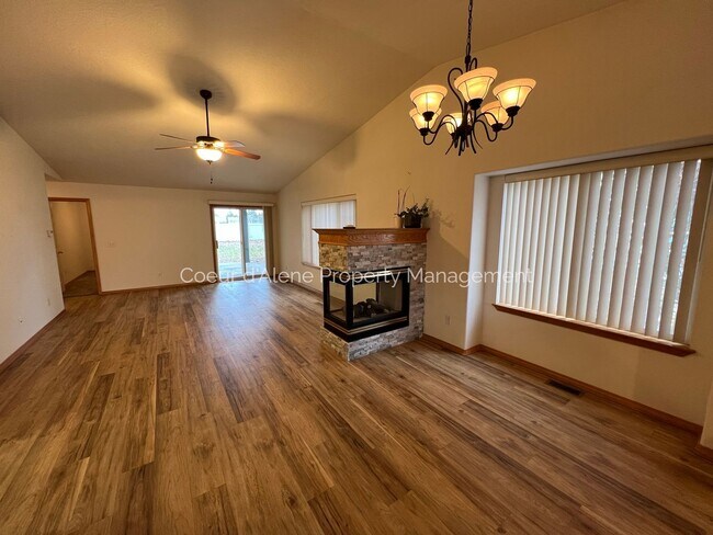 Building Photo - 2 bed townhouse in gated community w/ River access!