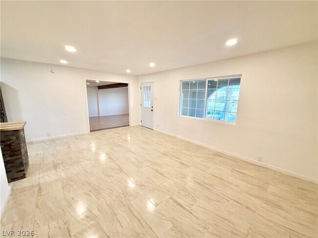 Building Photo - 510 E Simkins Rd