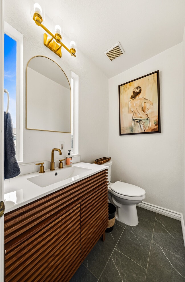 Building Photo - 906 Kings Rd