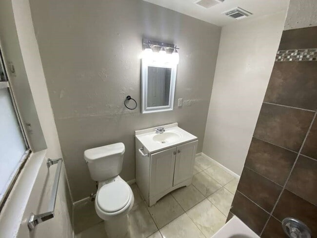 Building Photo - 5322 Dewberry St