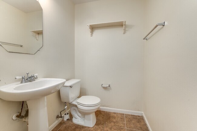 Building Photo - 17143 Summer Hollow Dr