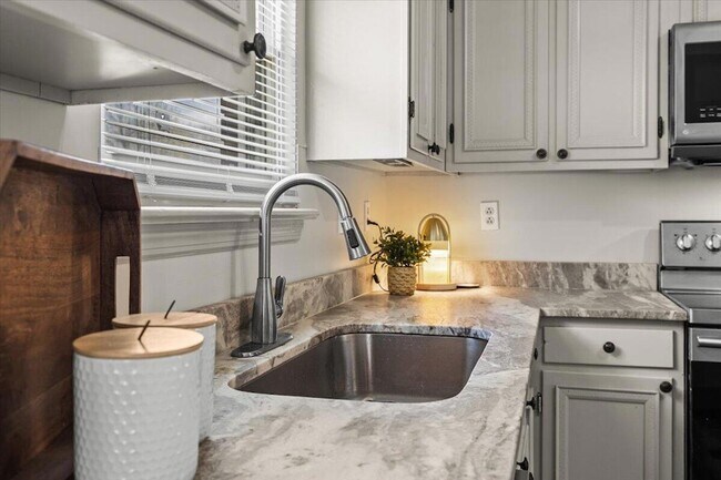 Building Photo - 9121 Potomac Dr