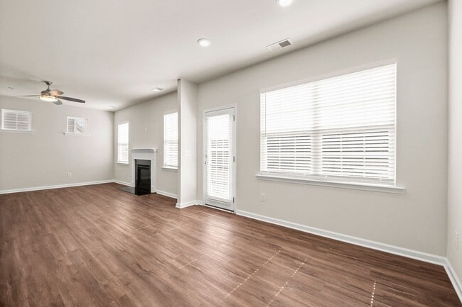 Building Photo - Stunning home in desirable Chateau community