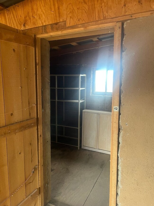 Building Photo - Beautiful ! Bed 1.5 Bath in J-6.