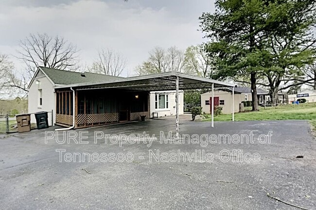 Building Photo - 537 Whispering Hills Dr