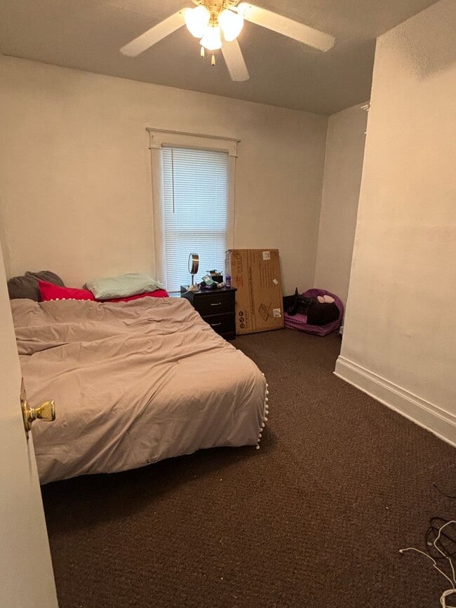 Building Photo - Spacious 3 bedroom, 1 bathroom House