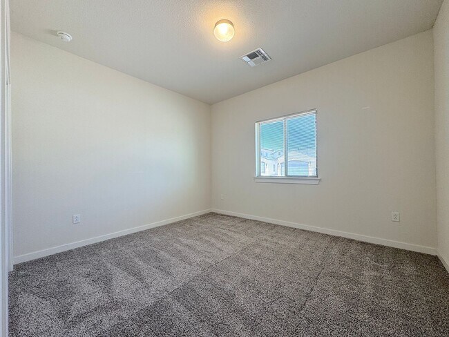 Building Photo - East El Paso 4 bed 2 Bath Refrig A/C!