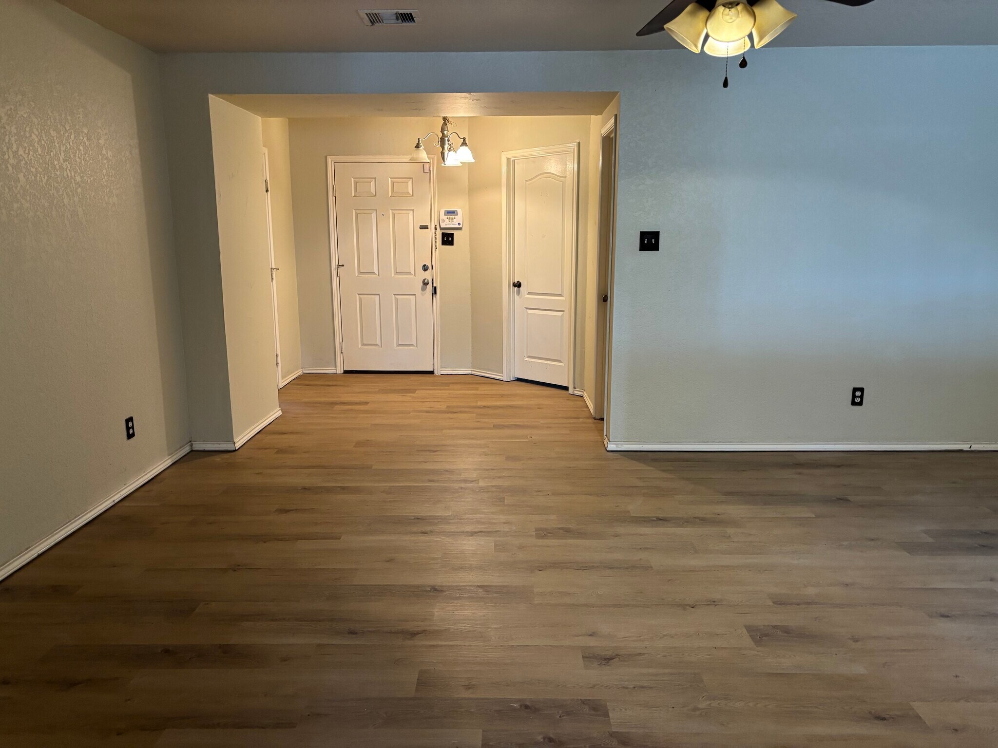 Building Photo - 1427 Range Fld