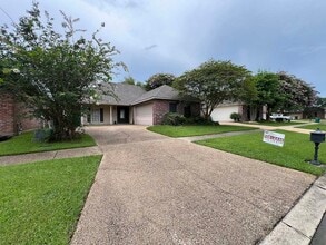 Building Photo - Beautiful 3 Bedroom Home in Established Zachary Neighborhood!