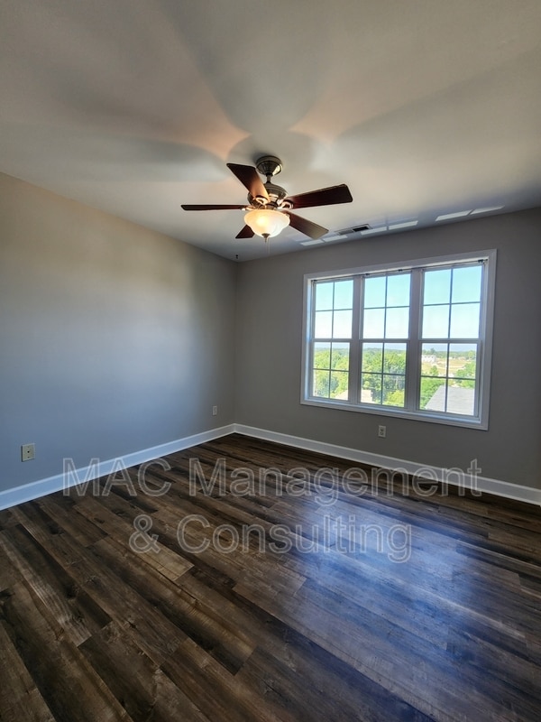Building Photo - 1028 Nottingham Dr