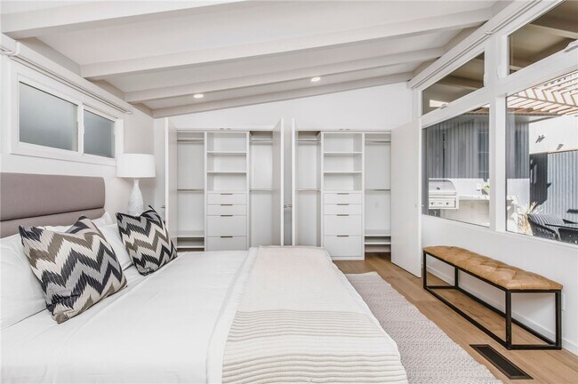 Building Photo - 816 The Strand