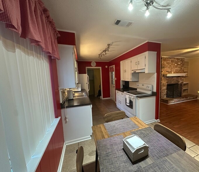 Kitchen - 11 Connell Dr