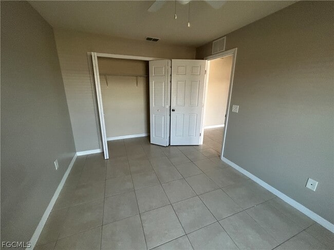 Building Photo - 527 SE 6th Pl