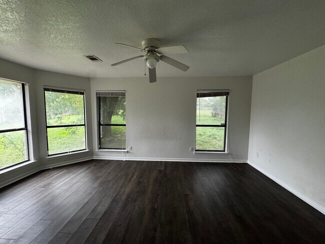 Building Photo - 3 Bdrm 2 Bath in Copperas Cove