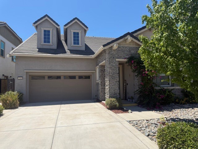 Building Photo - Gorgeous 3 Bedroom 3 Bathroom Plus Loft Area Home