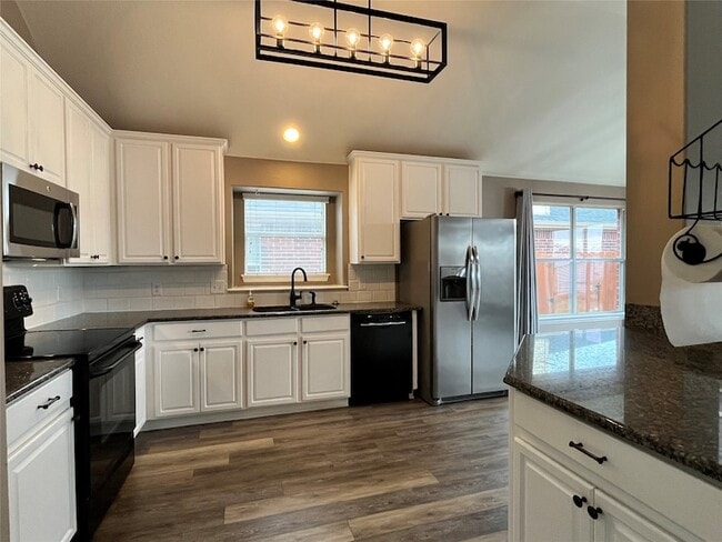 Building Photo - 3917 Miramar Dr